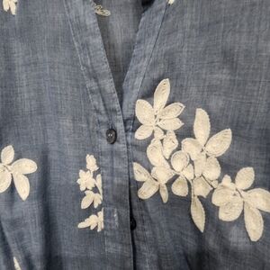 New York and Company blue light-weight long sleeved w/ flower stitching, Size 10